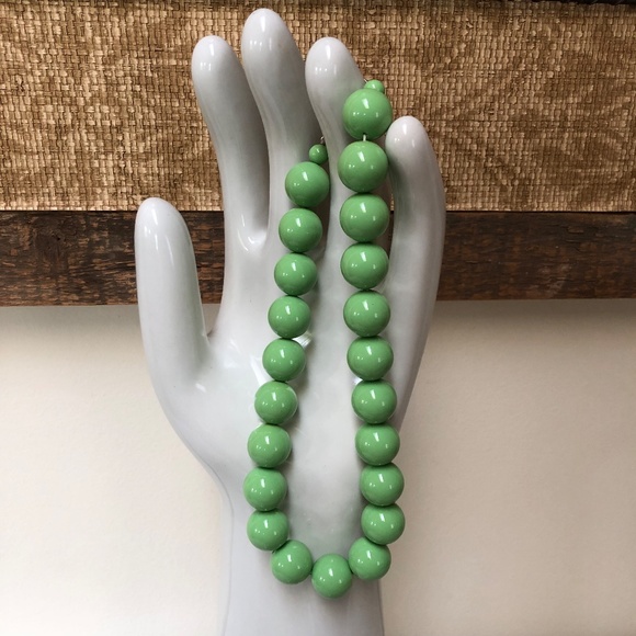 💰SOLD💰 Vintage Fashion Round Apple Green Beads Necklace Lobster Clasp - Picture 3 of 6